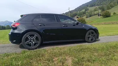 Mercedes-Benz Classe A 220 AMG Line — Berline compacte premium, 4WD et entretien impeccable — interior