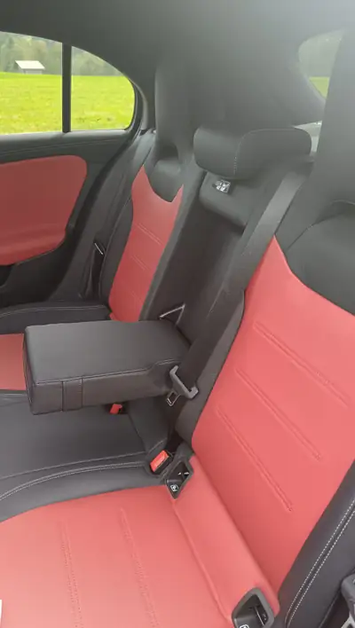 Mercedes-Benz Classe A 220 AMG Line — Berline compacte premium, 4WD et entretien impeccable — Thumbnail 7