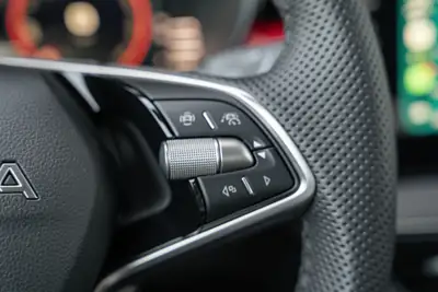Skoda Fabia 1.0 TSI Monte Carlo DSG — Citadine dynamique, quasi neuve avec garantie 5 ans — Miniatur 20