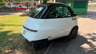 Micro Microlino 2023 — Citadine électrique compacte, 8000 km seulement — côté