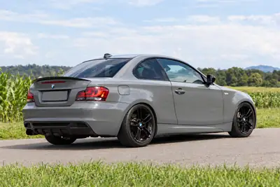 BMW 135i Coupé 2011 — Sportivité pure, 306 ch et transmission manuelle — rear view