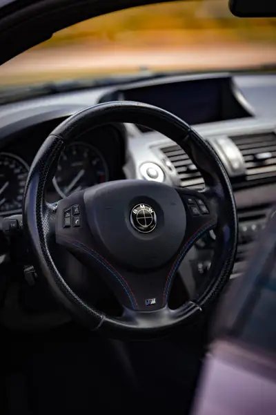 BMW 135i Coupé 2011 — Sportivité pure, 306 ch et transmission manuelle — interior