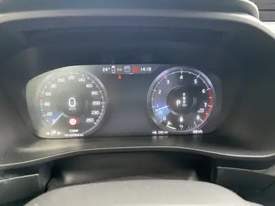 Volvo XC40 B4 Mild Hybrid AWD — SUV compact suédois, motorisation écologique et traction intégrale — Miniatura 9