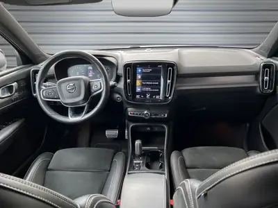 Volvo XC40 B4 Mild Hybrid AWD — SUV compact suédois, motorisation écologique et traction intégrale — Miniatura 10