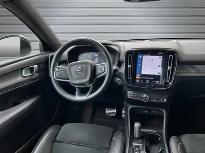 Volvo XC40 B4 Mild Hybrid AWD — SUV compact suédois, motorisation écologique et traction intégrale — Miniatura 12