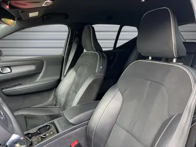 Volvo XC40 B4 Mild Hybrid AWD — SUV compact suédois, motorisation écologique et traction intégrale — Miniatura 11