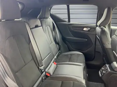 Volvo XC40 B4 Mild Hybrid AWD — SUV compact suédois, motorisation écologique et traction intégrale — Miniatura 14