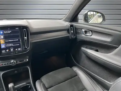 Volvo XC40 B4 Mild Hybrid AWD — SUV compact suédois, motorisation écologique et traction intégrale — Miniatura 13