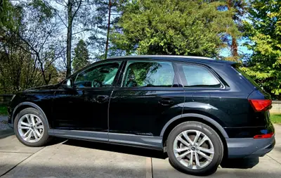 Audi Q7 55 TFSI e quattro — SUV hybride rechargeable, 75'000 km, excellence allemande — side view