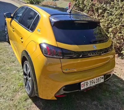 Peugeot 208 e-GT Pack — Citadine électrique performante, 37'000 km seulement — side view