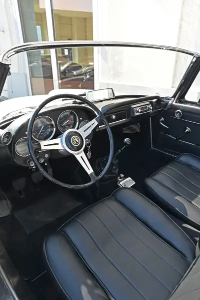 Alfa Romeo 2600 Touring Spider 1965 — Cabriolet de légende, véhicule vétéran préservé — Miniatura 14