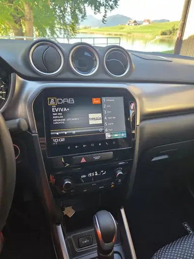 Suzuki Vitara 1.5B Hybrid 4x4 — SUV compact hybride, faible kilométrage et équipé hiver — Miniatura 11