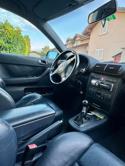Audi A3 1.8 20V Turbo 180 — Compacte sportive de 2001, fiable et dynamique — tableau de bord