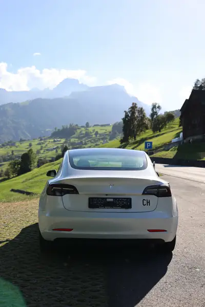Tesla Model 3 Long Range Dual Motor AWD — Berline électrique haute performance, 161'000 km — vista posteriore