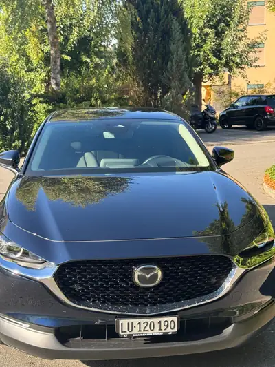 Mazda CX-30 Homura 2024 — SUV compact hybride, 20'100 km seulement — side view