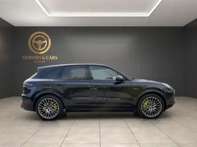 Porsche Cayenne E-Hybrid Platinum Edition 2023 — SUV hybride rechargeable haute performance — dettaglio