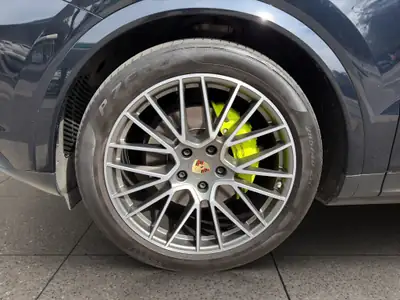 Porsche Cayenne E-Hybrid Platinum Edition 2023 — SUV hybride rechargeable haute performance — Miniatura 9