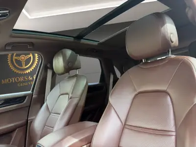 Porsche Cayenne E-Hybrid Platinum Edition 2023 — SUV hybride rechargeable haute performance — Miniatura 12