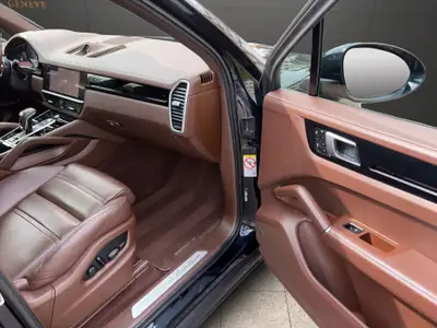 Porsche Cayenne E-Hybrid Platinum Edition 2023 — SUV hybride rechargeable haute performance — Miniatura 11