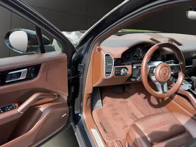 Porsche Cayenne E-Hybrid Platinum Edition 2023 — SUV hybride rechargeable haute performance — Miniatura 10