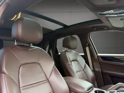 Porsche Cayenne E-Hybrid Platinum Edition 2023 — SUV hybride rechargeable haute performance — Miniatura 13