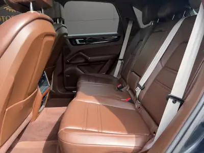 Porsche Cayenne E-Hybrid Platinum Edition 2023 — SUV hybride rechargeable haute performance — Miniatura 15