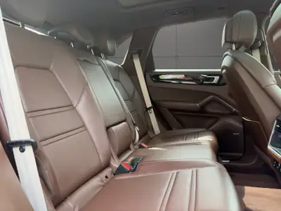 Porsche Cayenne E-Hybrid Platinum Edition 2023 — SUV hybride rechargeable haute performance — Miniatura 16