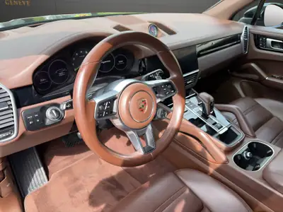 Porsche Cayenne E-Hybrid Platinum Edition 2023 — SUV hybride rechargeable haute performance — Miniatura 18