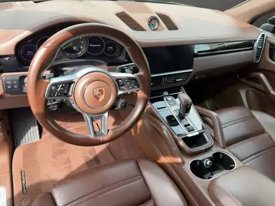 Porsche Cayenne E-Hybrid Platinum Edition 2023 — SUV hybride rechargeable haute performance — Miniatura 19