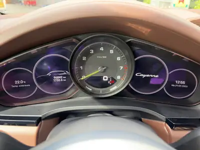 Porsche Cayenne E-Hybrid Platinum Edition 2023 — SUV hybride rechargeable haute performance — Miniatura 20