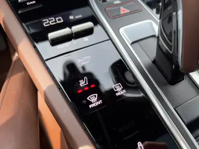 Porsche Cayenne E-Hybrid Platinum Edition 2023 — SUV hybride rechargeable haute performance — Miniatura 24
