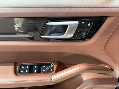 Porsche Cayenne E-Hybrid Platinum Edition 2023 — SUV hybride rechargeable haute performance — Miniatura 27