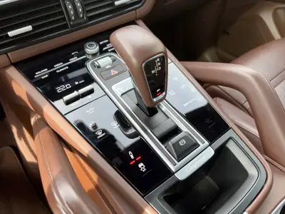 Porsche Cayenne E-Hybrid Platinum Edition 2023 — SUV hybride rechargeable haute performance — Miniatura 26