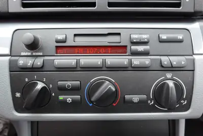 BMW 320Ci Coupé 2001 — Classique affirmé, 8 roues, état impeccable — Miniature 15