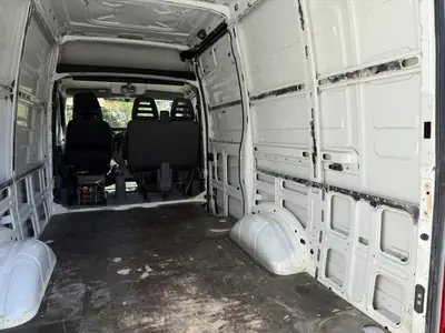 IVECO Daily 2.3 HPT 136 — Utilitaire fiable, entretien à jour, climatisation — Innenraum