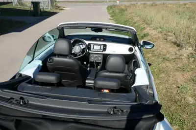 VW Beetle Cabriolet 1.4 TSI Design — Décapotable rétro, moteur turbo performant — vista posteriore