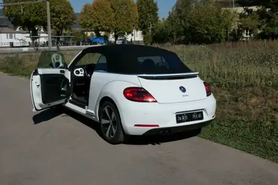 VW Beetle Cabriolet 1.4 TSI Design — Décapotable rétro, moteur turbo performant — fianco