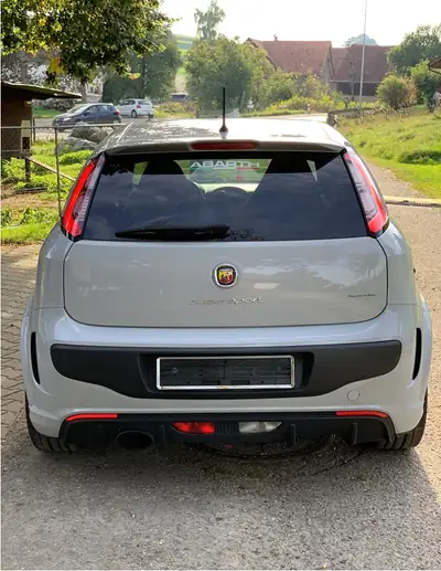 Fiat Punto 1.4 T MultiAir Abarth SuperSp. — Sportive compacte, 180 ch dynamiques — vista posteriore