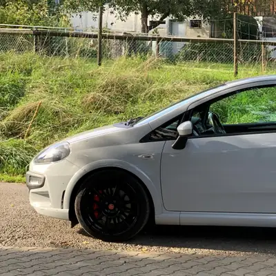 Fiat Punto 1.4 T MultiAir Abarth SuperSp. — Sportive compacte, 180 ch dynamiques — vista esterna