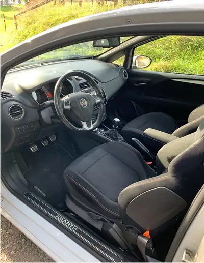 Fiat Punto 1.4 T MultiAir Abarth SuperSp. — Sportive compacte, 180 ch dynamiques — cruscotto