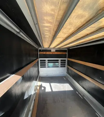 Renault Master 2.3 dCi 150 — Châssis-cabine robuste avec plateforme élévatrice intégrée — detail