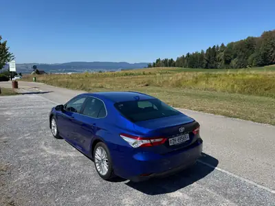 Toyota Camry 2.5 HSD Business — Berline hybride économe, 77'000 km seulement — side view