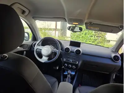 Audi A1 SB 1.4 TFSI — Citadine dynamique, 14 000 km seulement — cruscotto