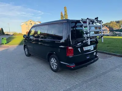 VW T6 California Beach — Le camping-car polyvalent, 7 places, diesel efficace — Heckansicht