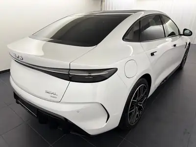 BYD Seal 82,5 kWh Excellence — Berline électrique 530 ch, garantie constructeur 6 ans — arrière