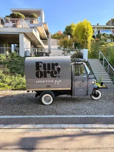 PIAGGIO Ape Classic 400 — Le tricycle utilitaire diesel compact pour professionnels du secteur événementiel — fianco