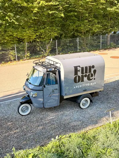 PIAGGIO Ape Classic 400 — Le tricycle utilitaire diesel compact pour professionnels du secteur événementiel — vista esterna