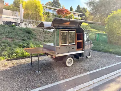 PIAGGIO Ape Classic 400 — Le tricycle utilitaire diesel compact pour professionnels du secteur événementiel — vista posteriore