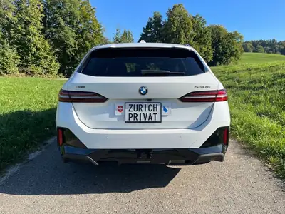 BMW 550e xDrive 2025 — Break hybride rechargeable, 489 ch, garantie usine jusqu'à 2030 — Heckansicht