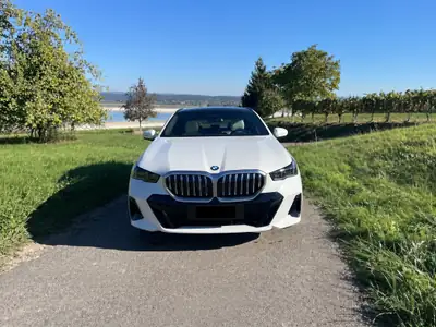BMW 550e xDrive 2025 — Break hybride rechargeable, 489 ch, garantie usine jusqu'à 2030 — Außenansicht